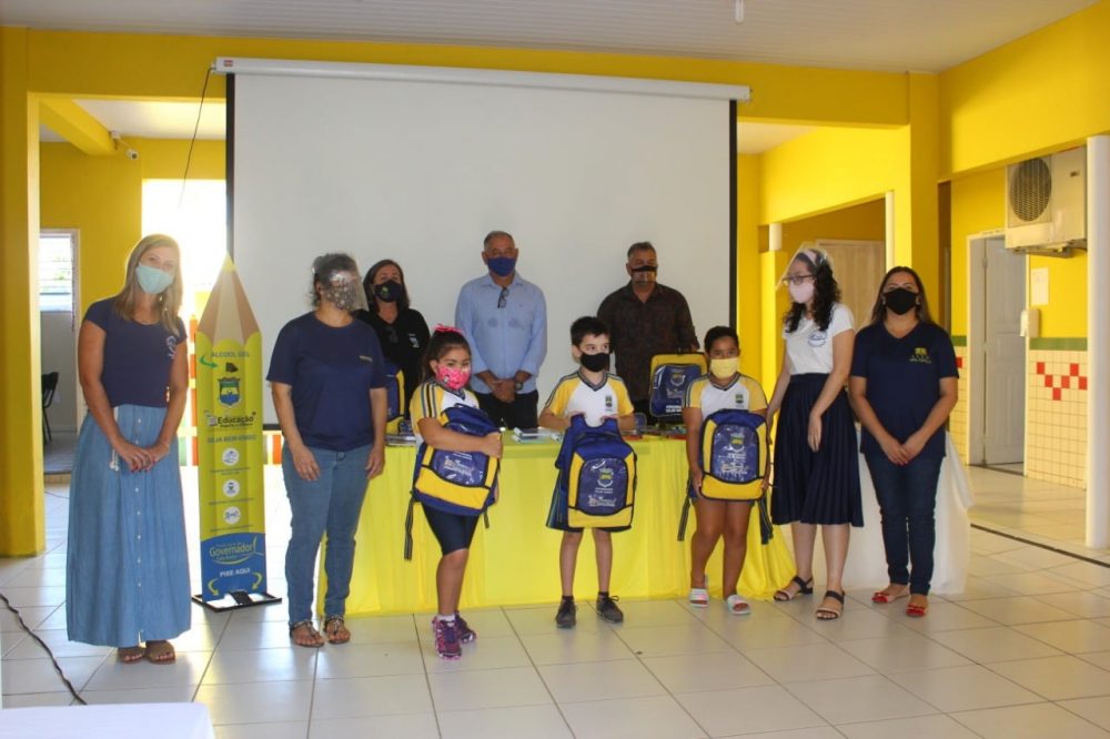 Prefeitura faz entrega simbólica de kit escolar para alunos da rede municipal