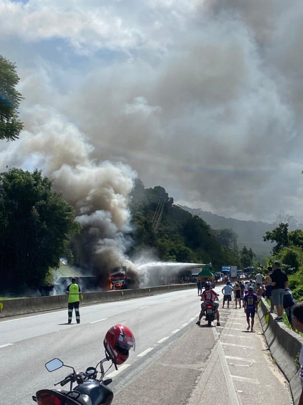 Caminhão pega fogo e interdita BR-101, em Biguaçu