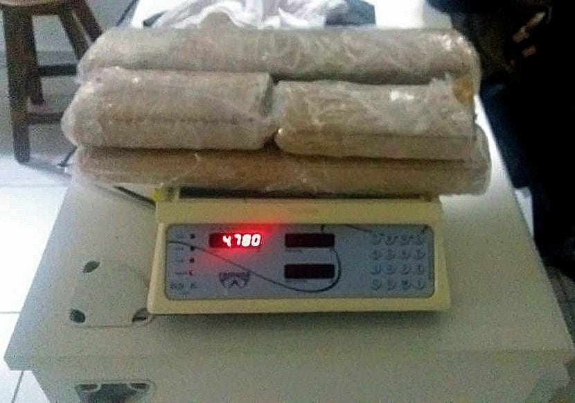 PRF APREENDE MACONHA EM VEÍCULOS DE APLICATIVO DE VIAGEM NA BR 101 EM TUBARÃO 