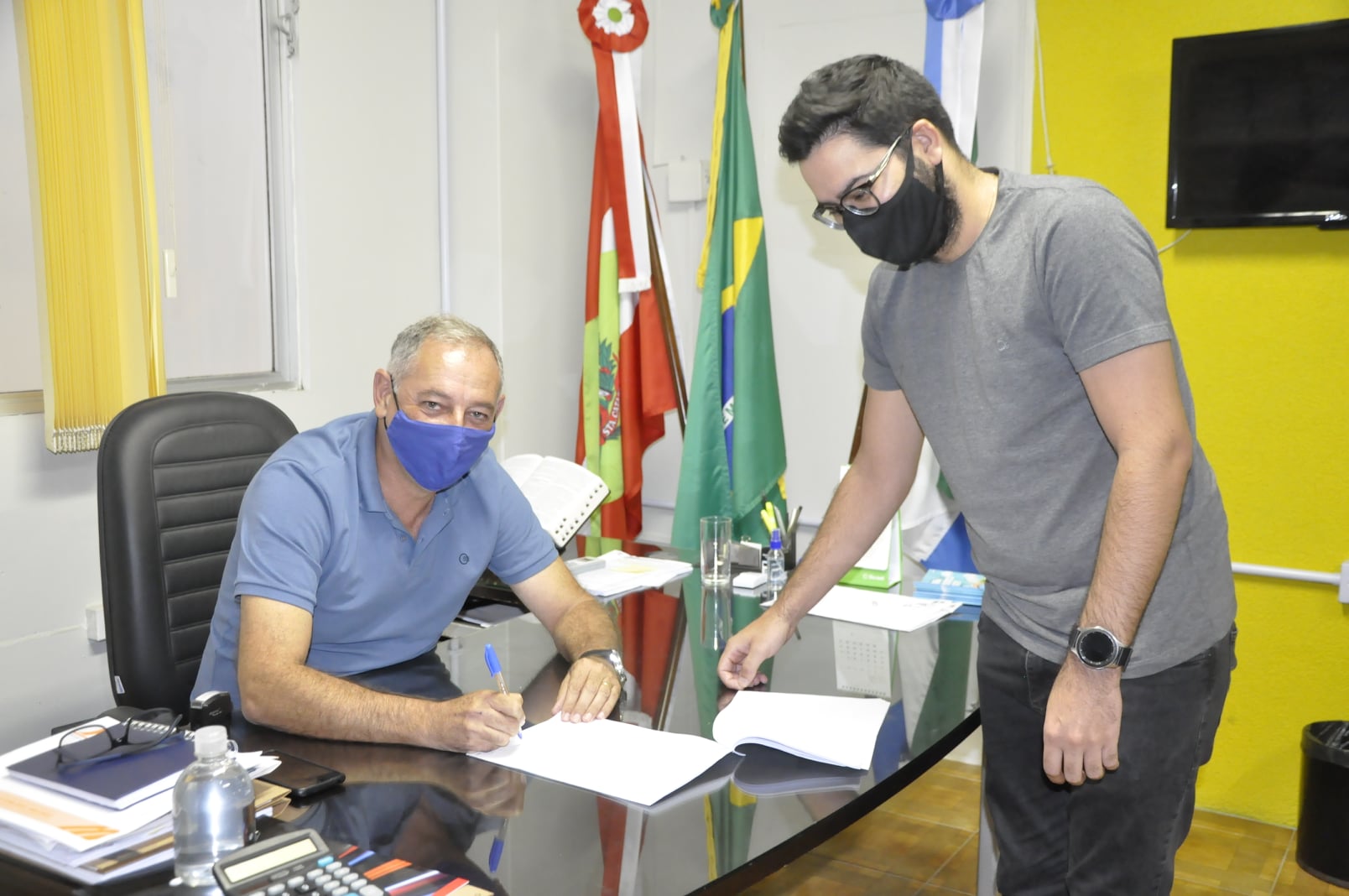 PREFEITO MARCOS HENRIQUE DA SILVA ASSINA CONVÊNIO PARA OBRAS DE RECONSTRUÇÃO NA ÁREA DE ESPORTE