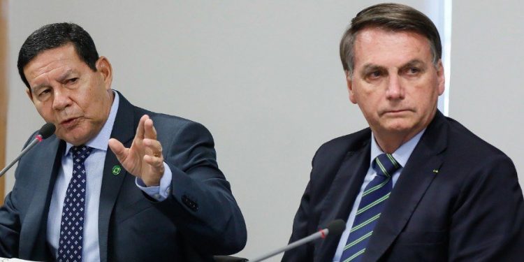 Bolsonaro diz que Mourão atrapalha e compara vice a um cunhado: “Tem que aturar”