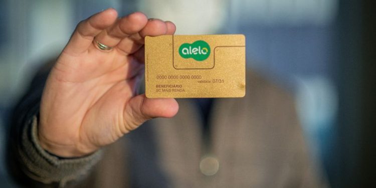 Entrega dos cartões do programa SC Mais Renda