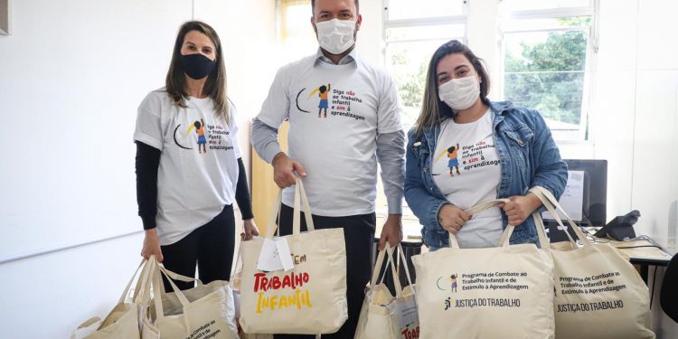 Secretaria Municipal de Educação recebe kits do Programa de Combate ao Trabalho Infantil e Estímulo à Aprendizagem
