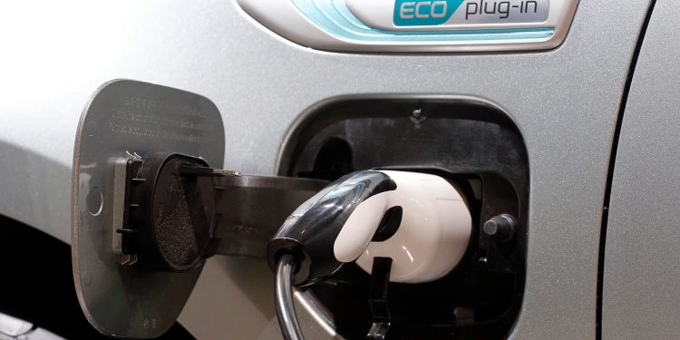 Brasil pode ter a maioria de carros elétricos e híbridos até 2035