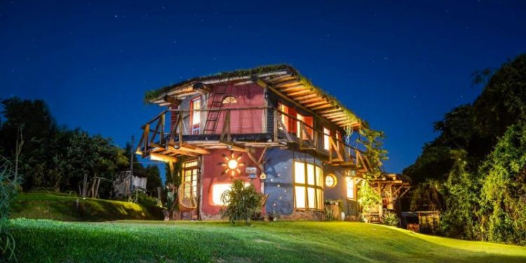 Casa de barro feita com as ‘próprias mãos’ vira sonho realizado de família em SC