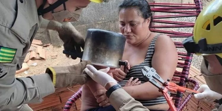 Menino de 2 anos prende cabeça em panela de pressão e é salvo por bombeiros