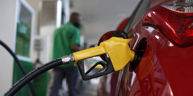 Preço da gasolina passa de R$ 7 pelo litro em quatro estados. Veja quanto está custando em cada estado