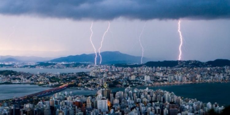 Após trégua, SC tem novo alerta para temporais com ventania, raios e granizo; confira