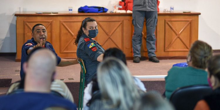 Primeiros socorros: profissionais da rede municipal de ensino de Biguaçu participam de treinamento do Corpo de Bombeiros