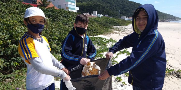 Projeto Praia Limpa promove mutirão de limpeza na Praia de Palmas, em Governador Celso Ramos 