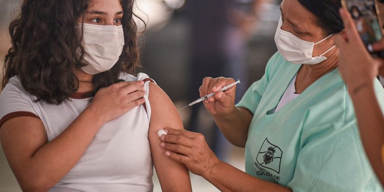 Biguaçu aplica primeira dose em meninas com 14 anos ou mais e reforço em idosos e imunossuprimidos