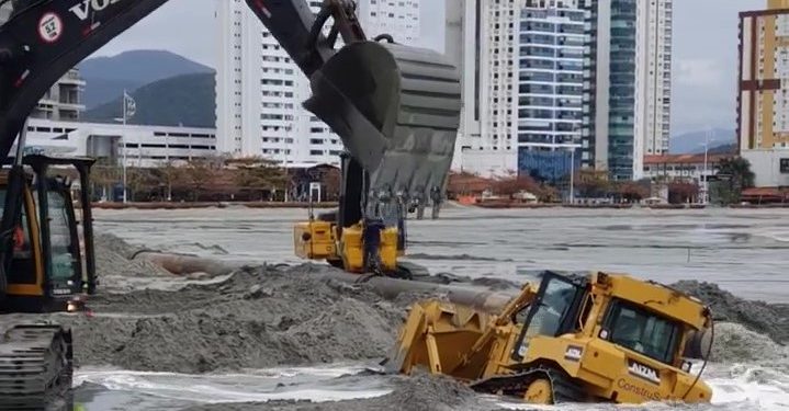 Areia ‘engole’ máquina no alargamento da praia de Balneário Camboriú