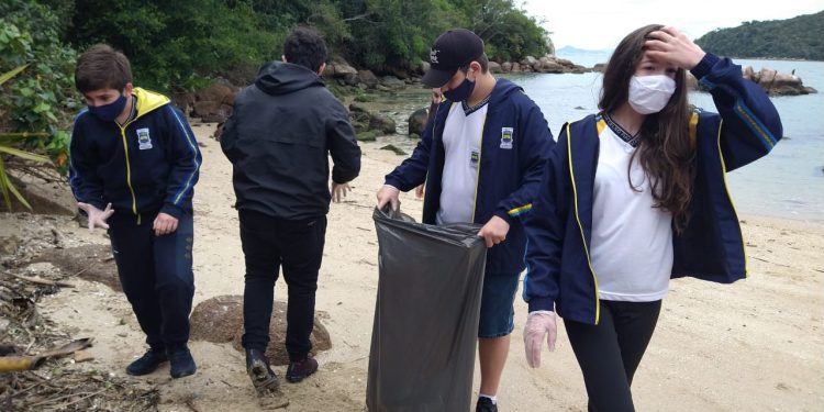 Praia Limpa: O mar não está para plástico – Escola do Meio Ambiente realiza limpeza na Praia da Costeira da Armação