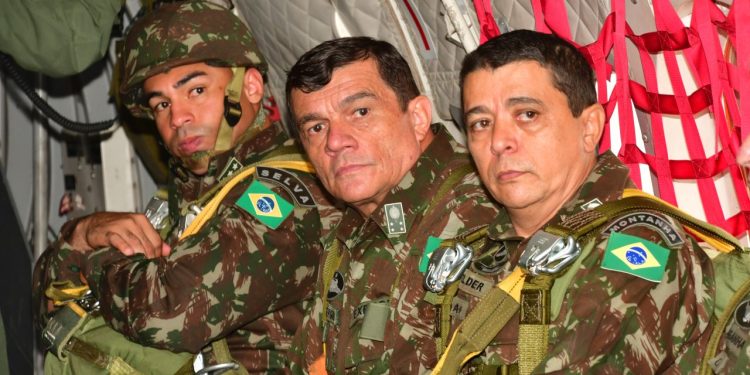 Comandante do Exército visita Comando Militar do Leste