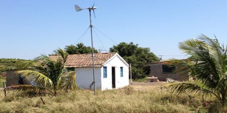 Mini turbina eólica com preço de celular, produz energia em casa, tem um funcionamento igual ao de grandes parques eólicos e promete revolucionar a geração da energia renovável no mundo