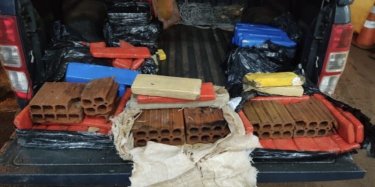 Preso em blitz, traficante descobre que pagou por tijolo em vez de maconha