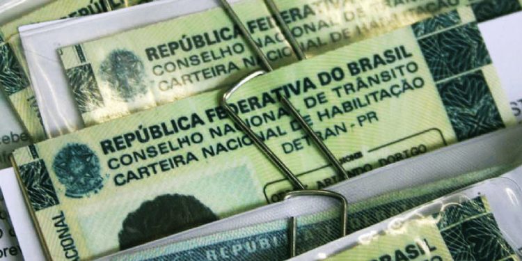 Motorista que publicar infração de trânsito em rede social poderá ter carteira suspensa