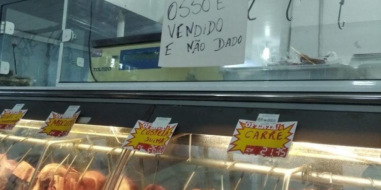 ‘Osso é vendido, e não dado’: placa é retirada de açougue após fiscalização em SC