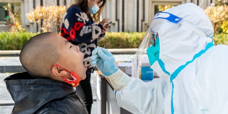 China pede que população estoque comida em meio a controle por novo surto de Covid-19