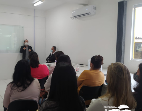 Secretaria de Saúde e Saneamento realiza palestra e treinamento com servidores sobre melhores práticas de atendimento 