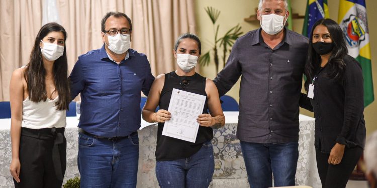 Prefeitura de Biguaçu entrega Certidão de Regularização Fundiária a 18 famílias