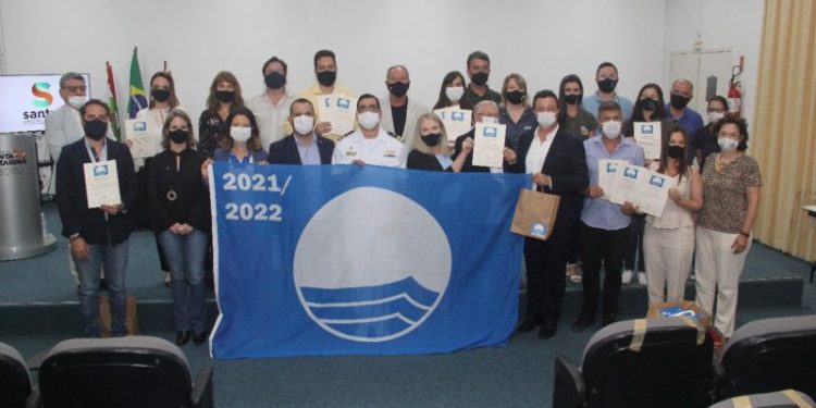 Bandeira Azul é entregue para 15 municípios e equipamentos náuticos de SC; veja quais são