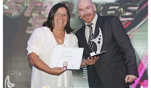 Vereadora Salete Cardoso recebe o “ Troféu Destaque SC 2021” para desespero de seus inimigos políticos
