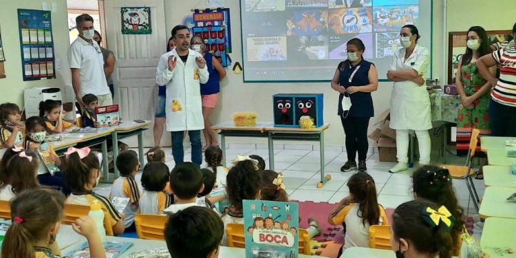 Profissionais   de saúde participam de atividade de educação na  C.E.I Dulce Godinho  Nazário