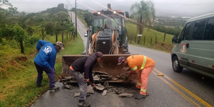 Vias publicas de Governador Celso Ramos recebem obras de reparo