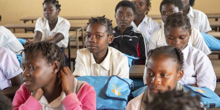 Pandemia ainda mantém 635 milhões de estudantes fora da escola no mundo