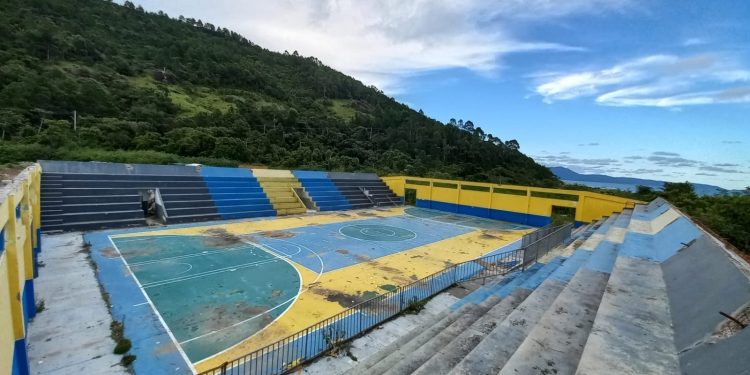 É ASSINADA A ORDEM DE SERVIÇO PARA RECONSTRUÇÃO DO GINÁSIO MUNICIPAL DE CALHEIROS