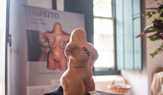Museu Etnográfico Casa dos Açores abriga exposição de cerâmica sobre câncer de mama