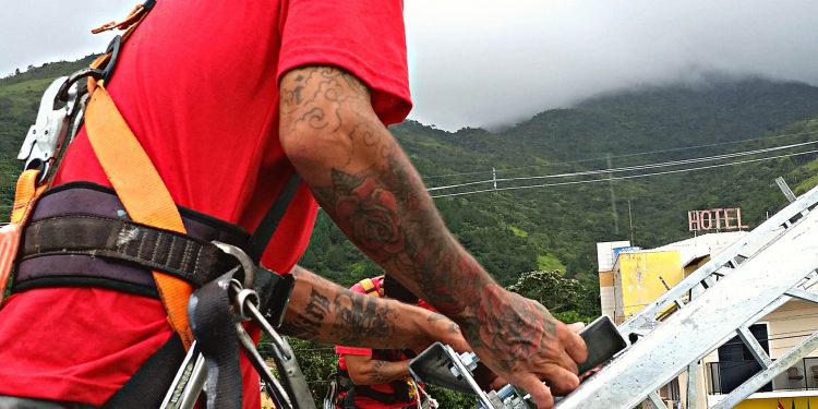 Obras  de reconstrução do ginásio de calheiros avançam