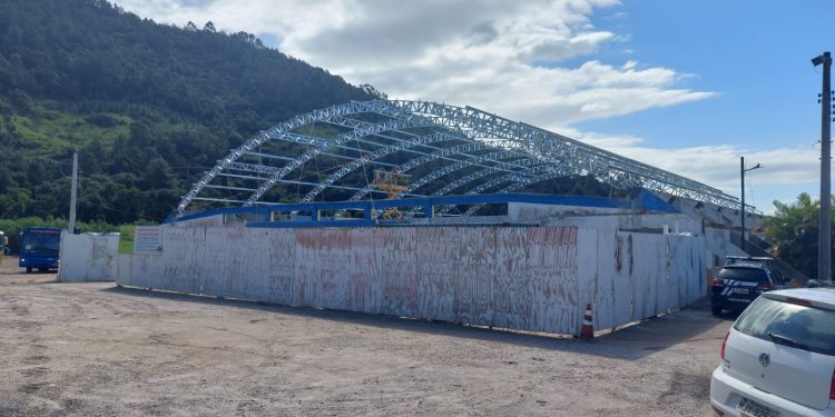 Cobertura do ginasio de calheiros começa a tomar forma