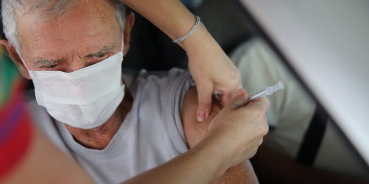 Segunda dose de reforço da vacina contra a Covid-19 é liberada para idosos com idade a partir de 70 anos