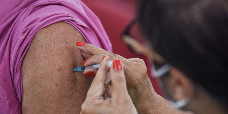 Segunda dose de reforço é liberada para idosos com 67 anos ou mais