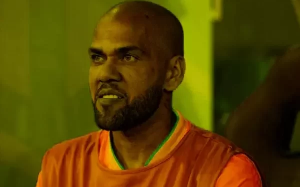 Cigarros, lanches… Daniel Alves cria ‘problema’ para polícia na prisão
