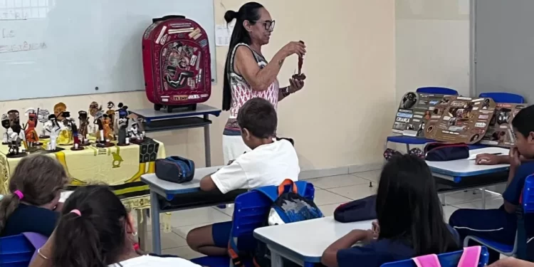 Máscaras e bonecas africanas dão vida ao aprendizado na EBM Vereadora Albertina Krummel Maciel