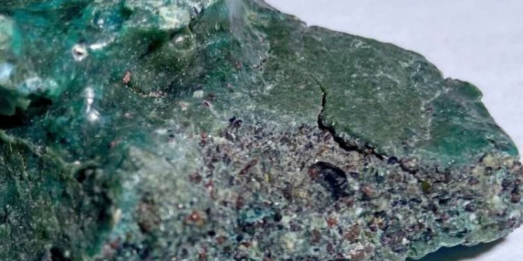 Rochas plásticas são descobertas em ilha brasileira