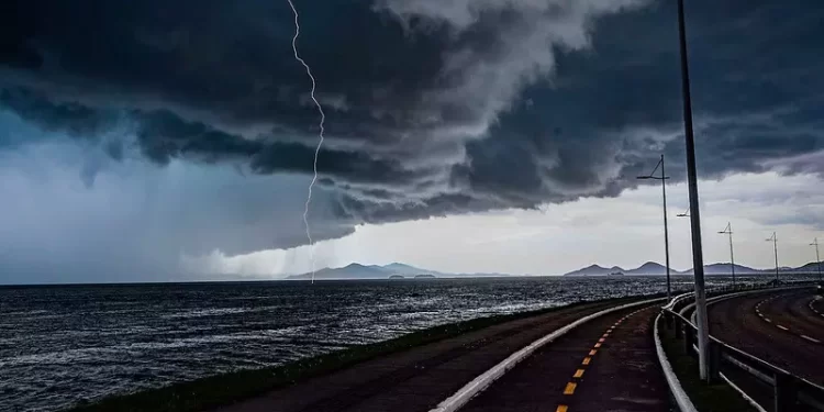 Chegada de frente fria traz novos alertas de temporais para 9 regiões de SC; veja quais