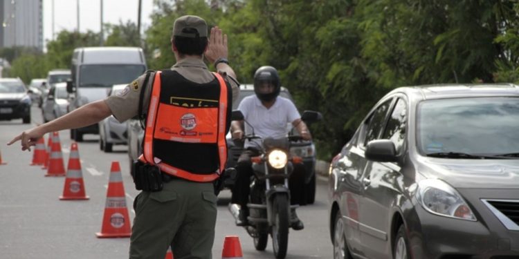 Comissão aprova detenção para quem fugir de abordagem no trânsito