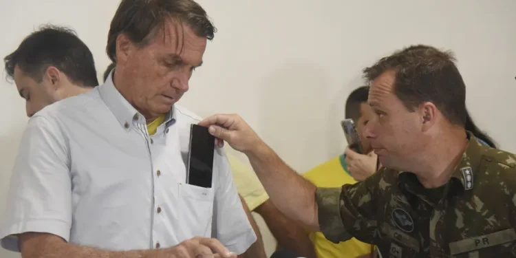 Celular de Mauro Cid tinha minuta de GLO e estudo para dar ‘suporte’ a um golpe