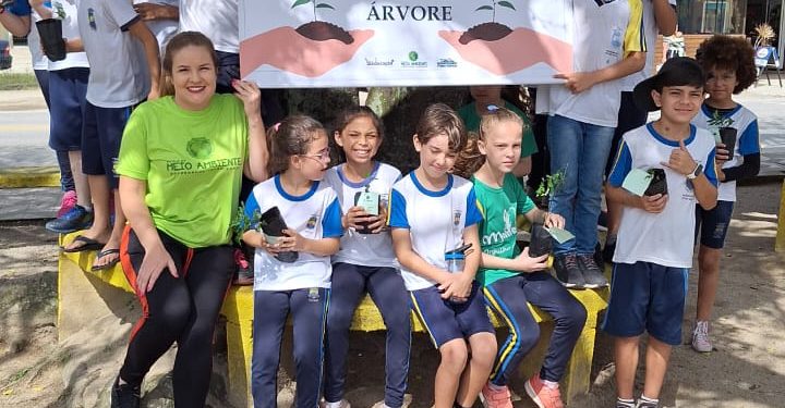 No Dia da Árvore, Escola do Meio Ambiente distribui mudas de espécies nativas e frutíferas