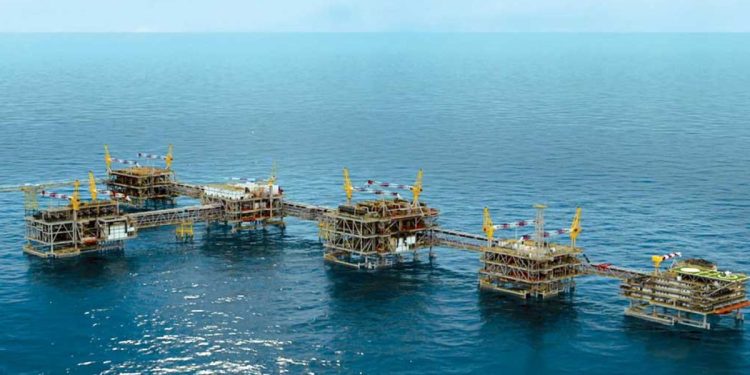 Os 37 bilhões de barris de petróleo do campo de Safaniya, a maior instalação offshore do mundo, que opera com centenas de plataformas interligadas