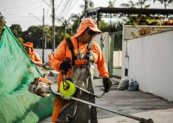 Prefeitura de São José intensifica ações de roçagem e limpeza na região Sul do município