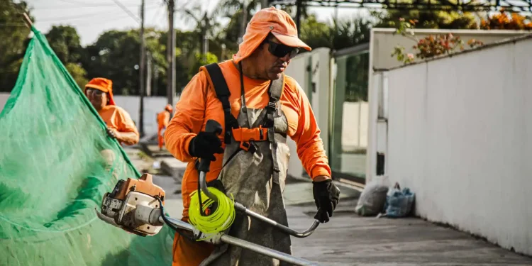 Prefeitura de São José intensifica ações de roçagem e limpeza na região Sul do município