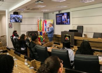 Parlamento Jovem recebe curso de oratória na Câmara de São José