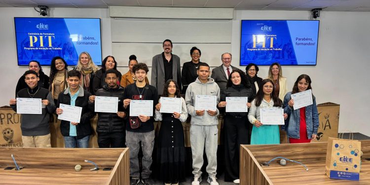 Câmara de São José sedia formatura de jovens no Programa de Iniciação ao Trabalho do CIEE