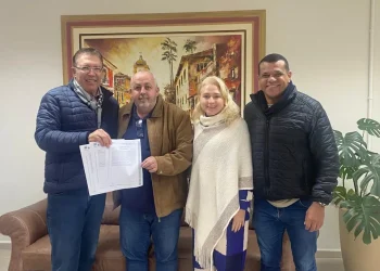 REURB comemora entrega da matrícula para execução do Residencial Horto Florestal
