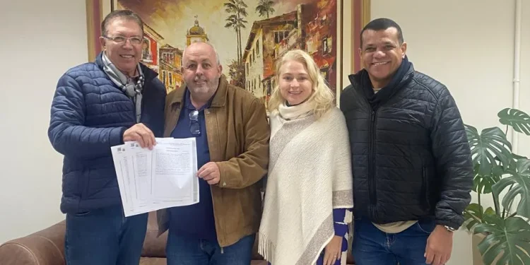 REURB comemora entrega da matrícula para execução do Residencial Horto Florestal